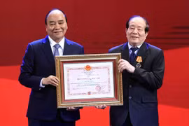 越南国家主席阮春福向诗人友请授予二级独立勋章
