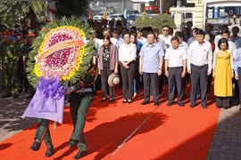 越南国会主席王廷惠敬香缅怀在广义省牺牲的英雄烈士