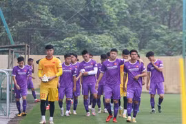 越南U23足球队启程前往阿联酋参加2022年“迪拜杯”国际U23足球锦标赛