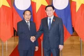 越南国会主席王廷惠会见老挝国家副主席本通•吉玛尼