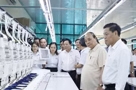 越南国家主席阮春福造访海防市高效的纺织服装经营生产模式