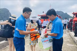 广宁省姑苏岛县建议游客赴该岛旅游时不携带塑料瓶和塑料袋