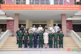 各国驻越国防武官代表团访问庆和省军事指挥部