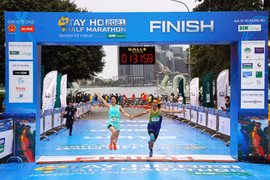 近3000名运动员参加2021年西湖半程马拉松赛