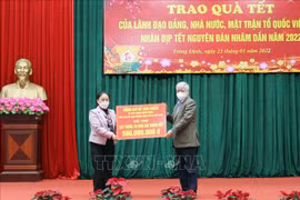 越南领导人春节前走访慰问困难群众