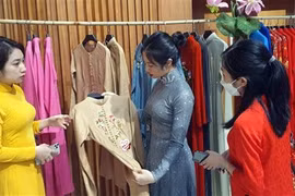 丝绸和麻布奥黛展在广宁省举行