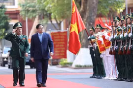 越南政府总理范明政视察边防部队司令部