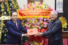 越南国会副主席陈青敏在圣诞节前走访慰问岘港教区主教座堂