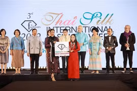 越南在泰国国际丝绸时装周上连获两项大奖