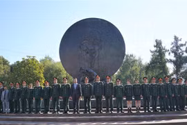 吴明进上将为参加2022年国际军事比赛的越南队加油助威