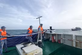 128海团将在头顿海域遇险的QNg 90534 TS号渔船拖带回岸