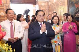 越南政府总理范明政敬香缅怀胡志明主席