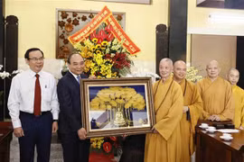 越南国家主席阮春福在胡志明市祝贺佛诞节