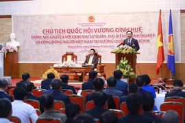越南国会主席王廷惠会见旅柬越南人社群代表