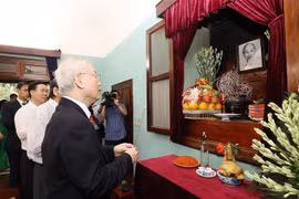 越南国庆77周年：越共中央总书记阮富仲敬香缅怀胡志明主席