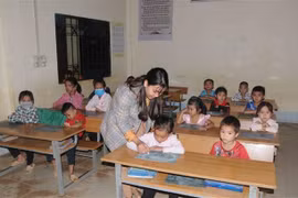 山罗省教师扎根山区教学点 