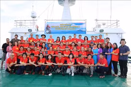 侨胞代表向旅外越侨传播海洋岛屿之爱