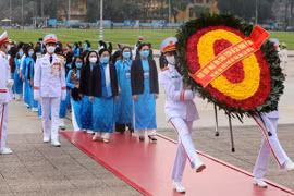 第十三次全国妇女代表大会代表入陵瞻仰胡志明主席遗容