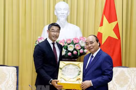 越南国家主席阮春福会见越南驻瑞士名誉领事菲利普·罗斯勒