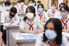越南政府4月份例行记者会： 越南各年级学生基本上已重返学校直接上课