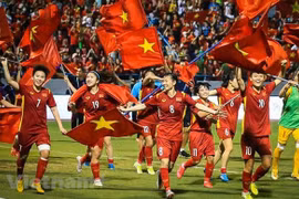 越南国家主席阮春福向在第31届东运会上取得优异成绩的运动员授予劳动勋章