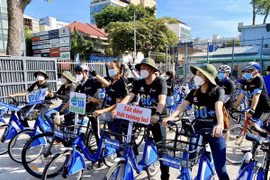 胡志明市近500名青年志愿者参加2022年“地球 一小时”启动活动