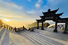 老街省番西邦峰顶上出现雾凇现象