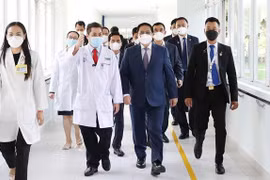 越南政府总理范明政造访金边大水镬医院和越柬电信公司