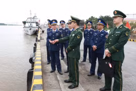 中国海警局代表团访问越南海警第一区司令部