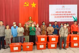 越南红十字会中央委员会为广义省4号台风灾民提供援助