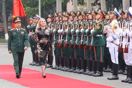 捷克国防部部长切诺秋娃对越南进行正式访问