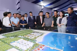 越南政府总理范明政视察平顺省部分重点基础设施项目