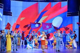 越老 “情谊比红河-九龙之水深” 综合文艺晚会在河内举行
