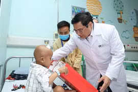 范明政总理走访看望中央儿科医院的儿童病人