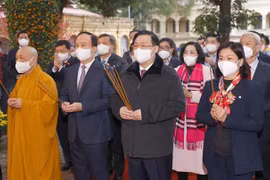 国会主席王廷惠前往升龙皇城上香缅怀国家功臣丰功伟绩