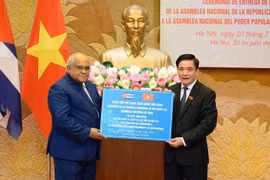 越南国会向古巴国会移交赠品