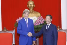 越共中央经济部部长陈俊英会见美国总统气候问题特使约翰·克里
