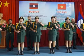 向年轻一代宣传有关越老的友谊情谊 