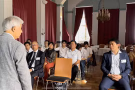 历届瓦莱奖学金获奖越南学生见面会在法国布卢瓦市举行