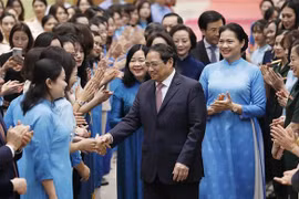 越南政府总理范明政主持政府总理与妇女对话会