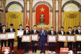 越南国家主席阮春福会见2022年国际奥林匹克和科技竞赛获奖学生