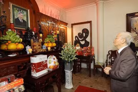 越共中央总书记阮富仲上香缅怀各位已故总书记