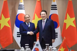 越南国家主席阮春福与韩国总统尹锡悦举行会谈
