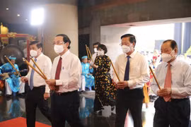 2022年雄王节：胡志明市领导向各位雄王进香