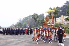越南国家主席阮春福向各位雄王敬香