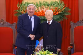 越共中央总书记阮富仲会见法国参议院议长热拉尔·拉尔歇