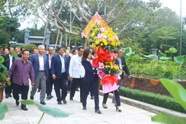 越老边境乡贤代表团访问胡志明主席故乡 