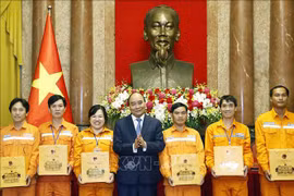 越南国家主席阮春福会见电力优秀员工