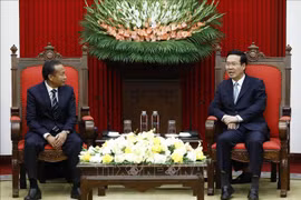 越共中央书记处常务书记武文赏会见老挝国家政治与行政学院代表团