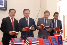 越老建交60周年：老挝出版关于越老双边关系书籍